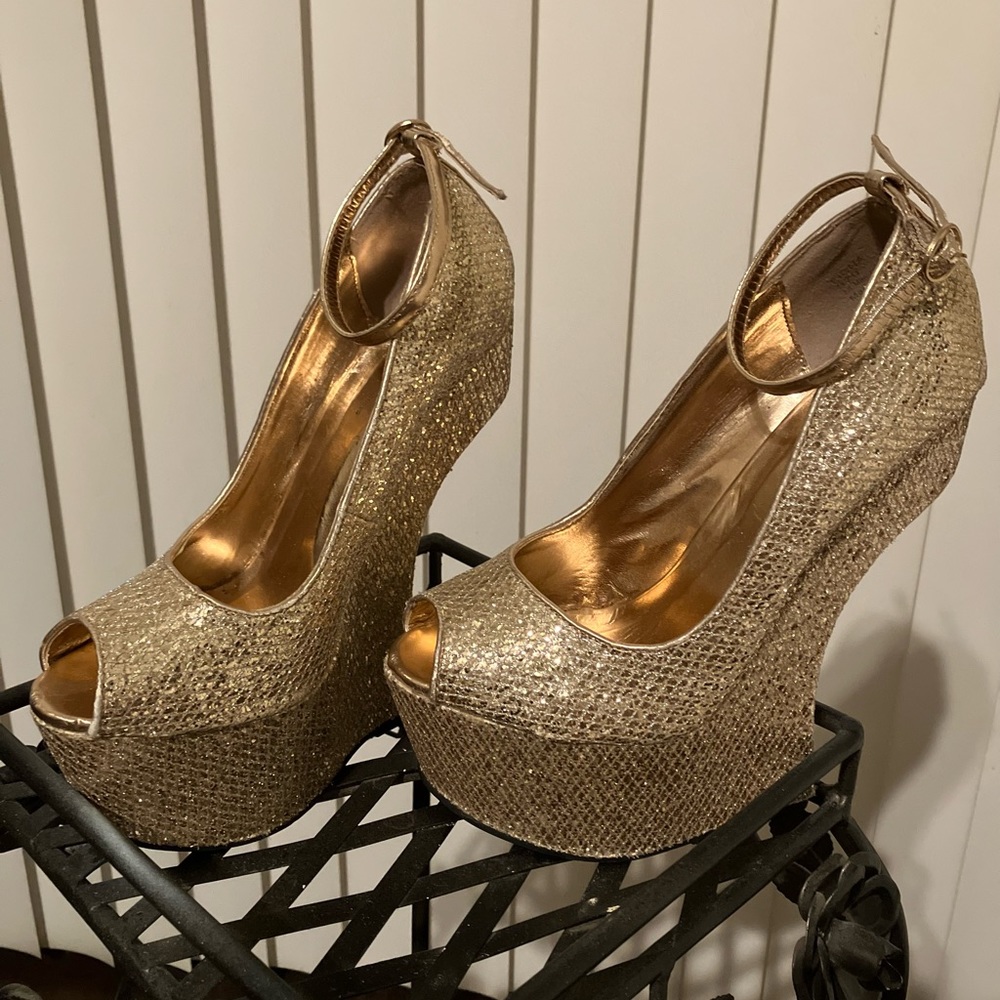 SIZE 7 -GOLD FOIL SNAKESKIN PATTERN PLATFORM HEEL